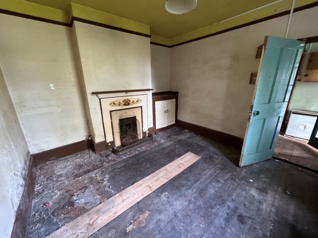 Lot: 128 - DETACHED COTTAGE FOR TOTAL REFURBISHMENT IN POPULAR VILLAGE - Living room
